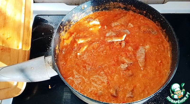 Мясо в томатном соусе на сковороде