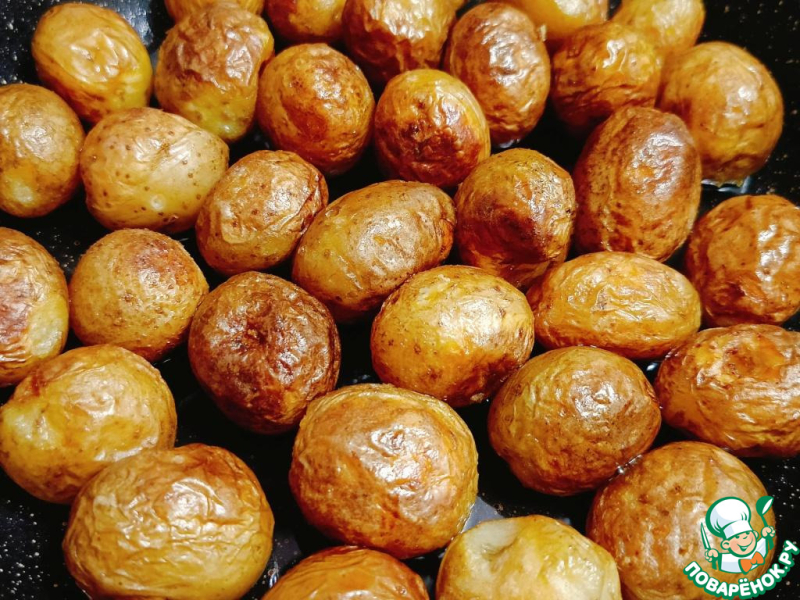 Молодая мелкая картошка на сковороде
