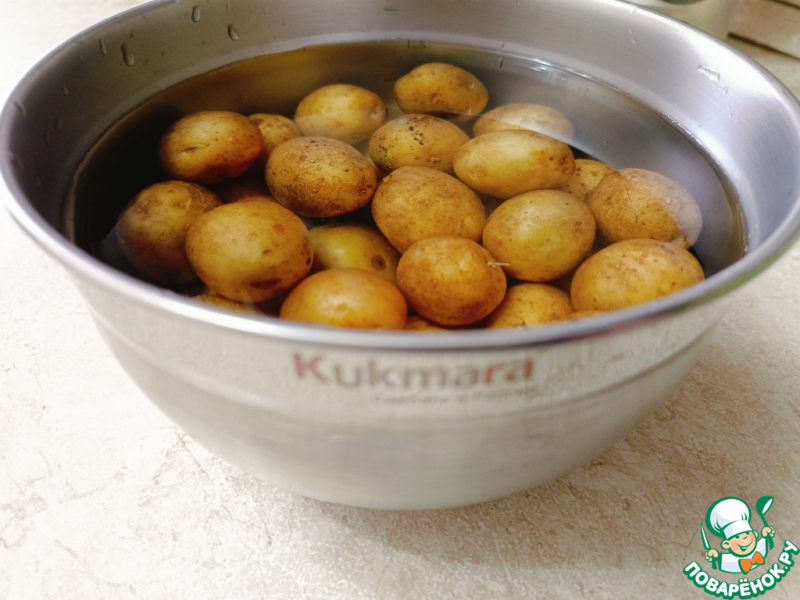 Молодая мелкая картошка на сковороде