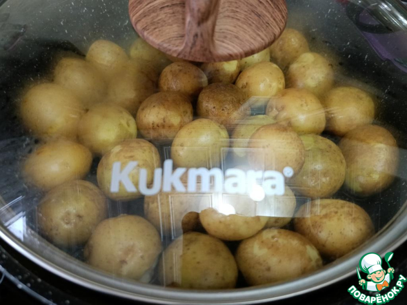 Молодая мелкая картошка на сковороде