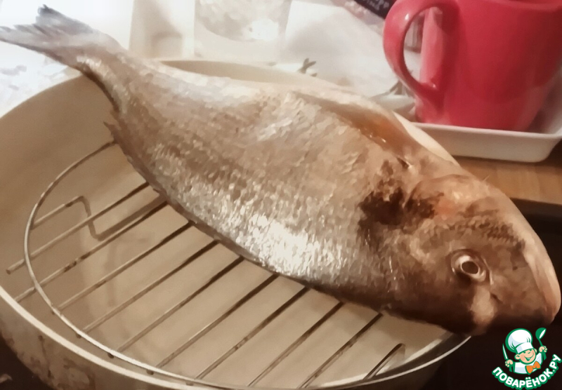 Морской лещ с зелёным луком, имбирем