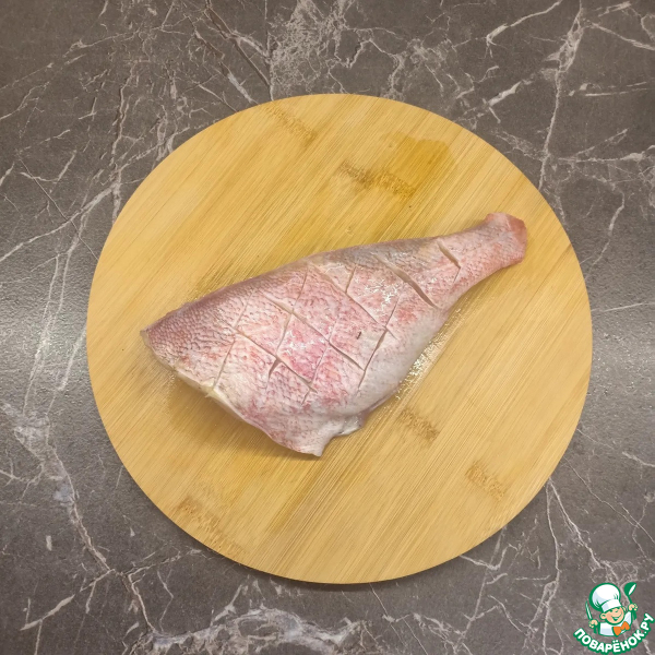 Морской окунь, запеченный в сметане