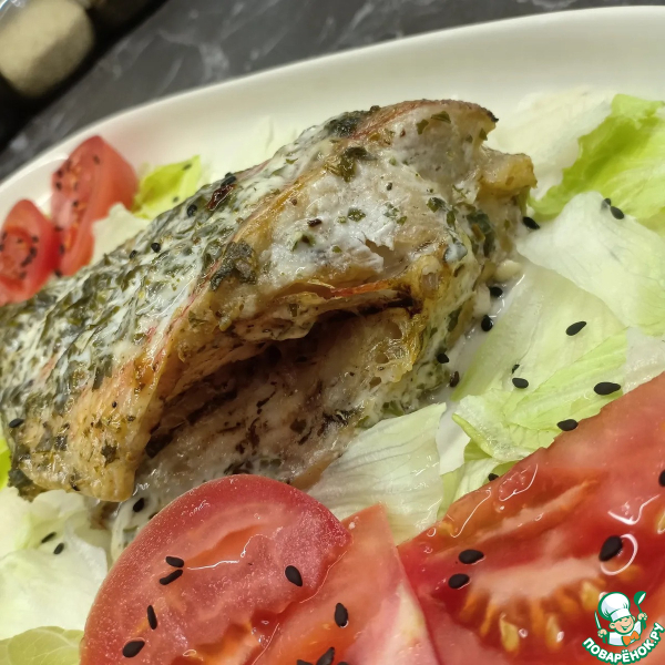 Морской окунь, запеченный в сметане