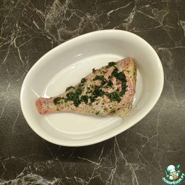 Морской окунь, запеченный в сметане