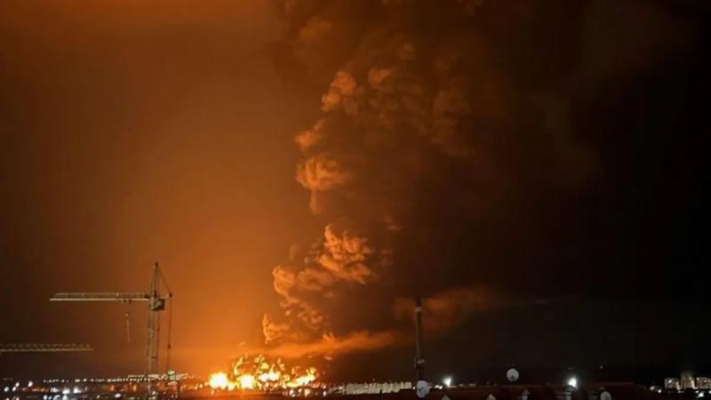 На нефтебазе в Феодосии вспыхнул масштабный пожар после атаки дронов