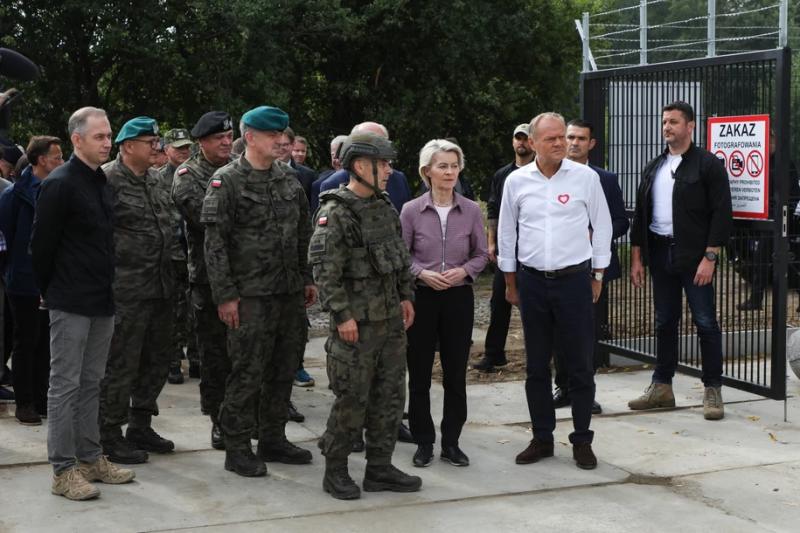 Не испугались вооруженных белорусских солдат: Туск и фон дер Ляйен посетили границу с Беларусью