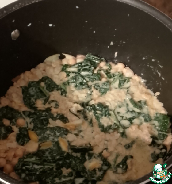 Нут с колбасками и лимонной зеленью