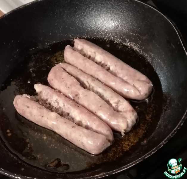 Нут с колбасками и лимонной зеленью