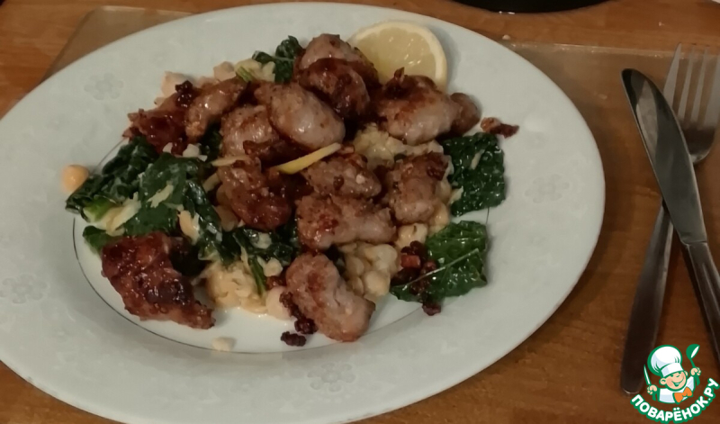 Нут с колбасками и лимонной зеленью