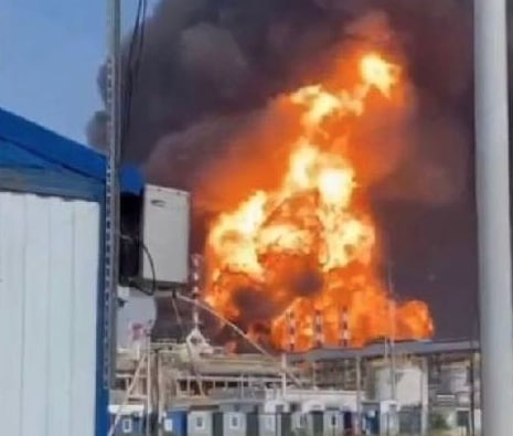 Один из крупнейших НПЗ юга России продолжает гореть третьи сутки после ударов БПЛА | ВИДЕО