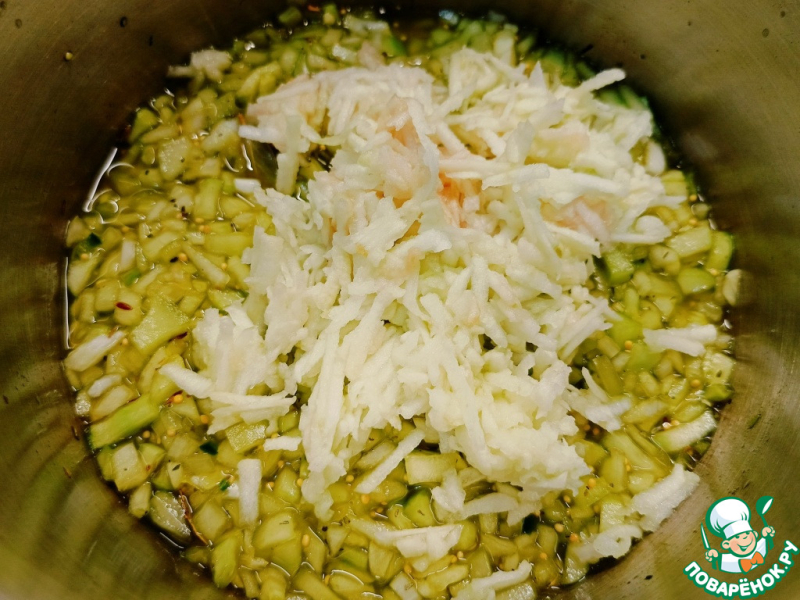 Огуречный релиш с яблоками и чесноком