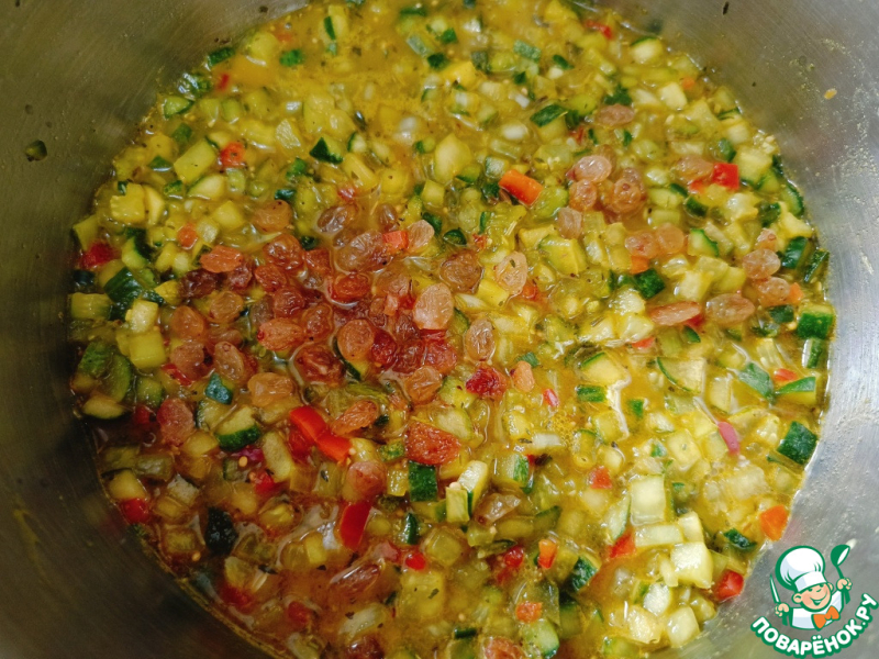 Огуречный соус-релиш с изюмом