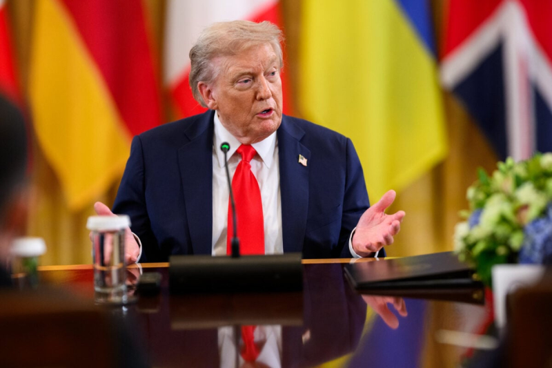 Опрос: Рейтинг одобрения Трампа достиг рекордно низкого уровня