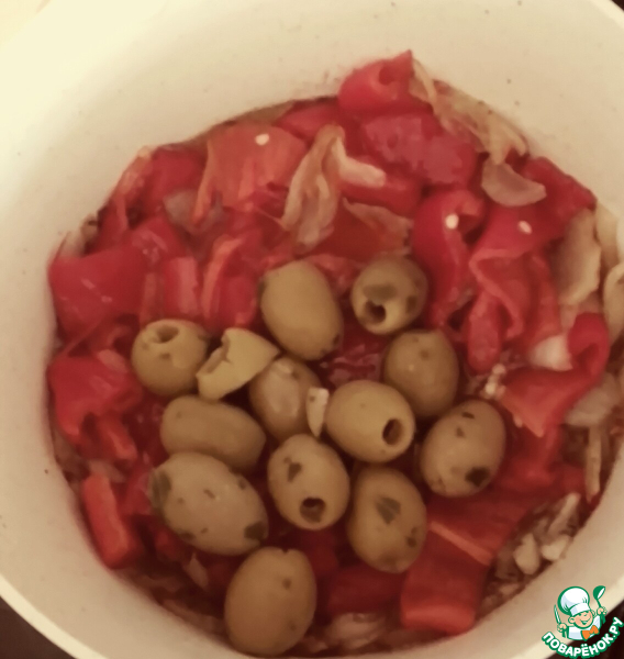 Орзо, запеченные с перцами, оливками, халуми