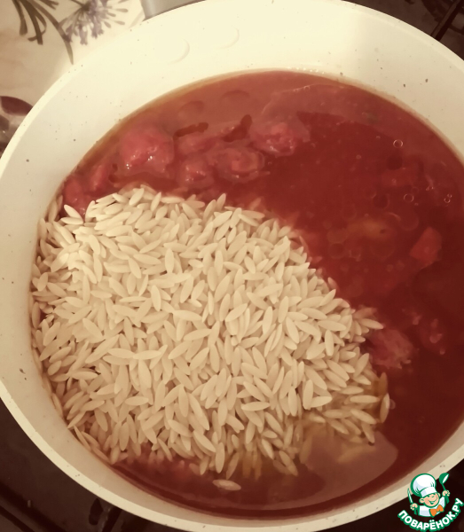 Орзо, запеченные с перцами, оливками, халуми