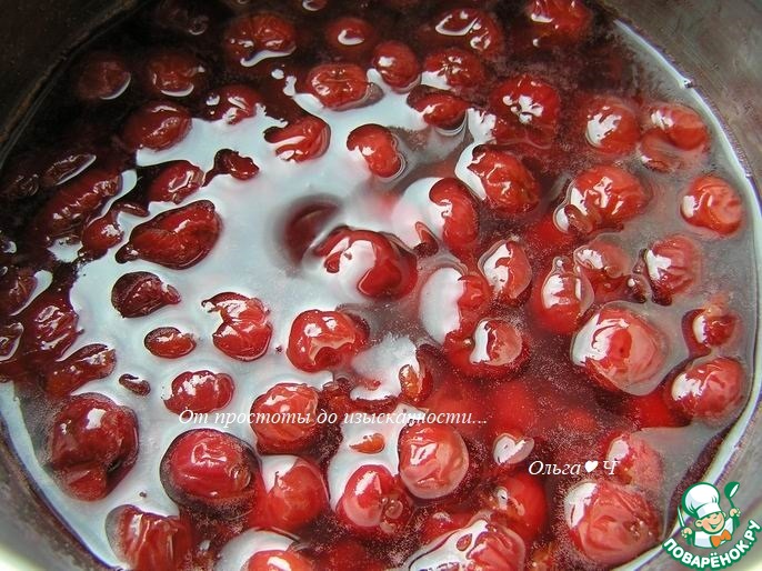 Открытый пирог с вишней