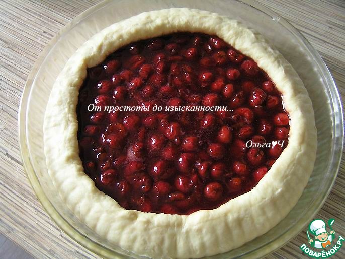 Открытый пирог с вишней