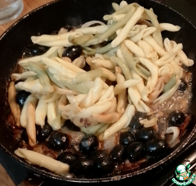 Паста с сардинами, анчоусами и маслинами