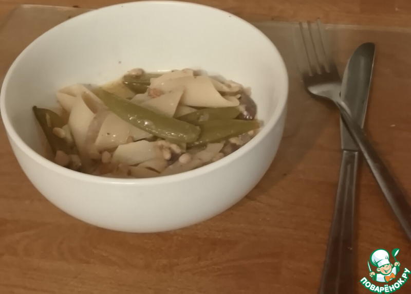Паста со стручковой фасолью, орешками, пармезаном