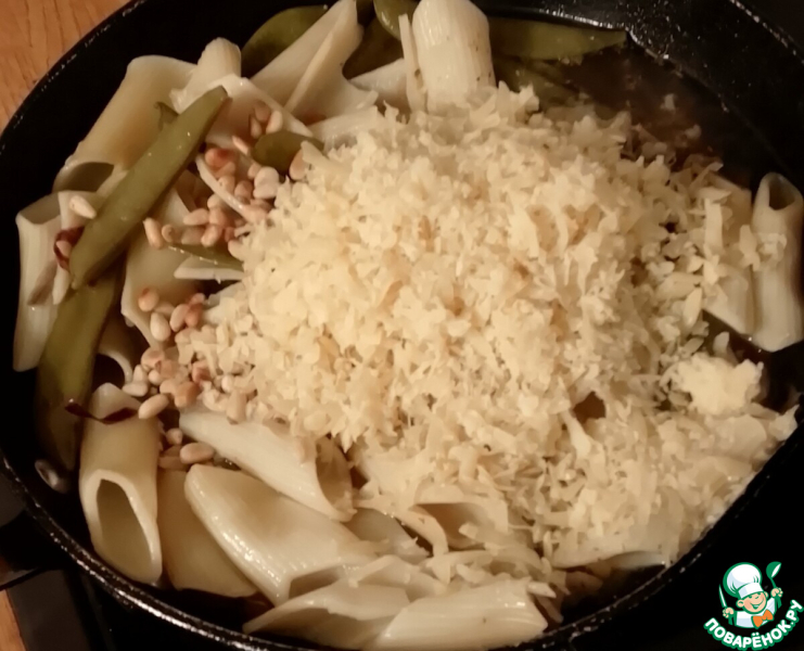 Паста со стручковой фасолью, орешками, пармезаном