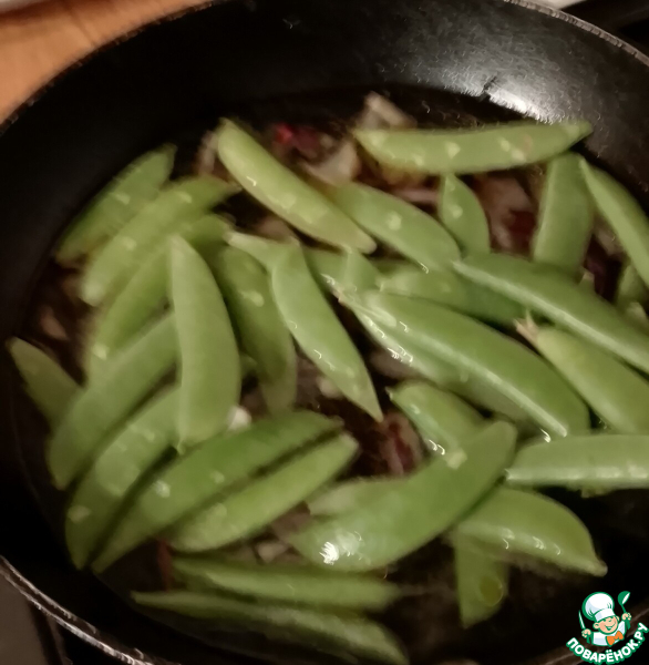 Паста со стручковой фасолью, орешками, пармезаном