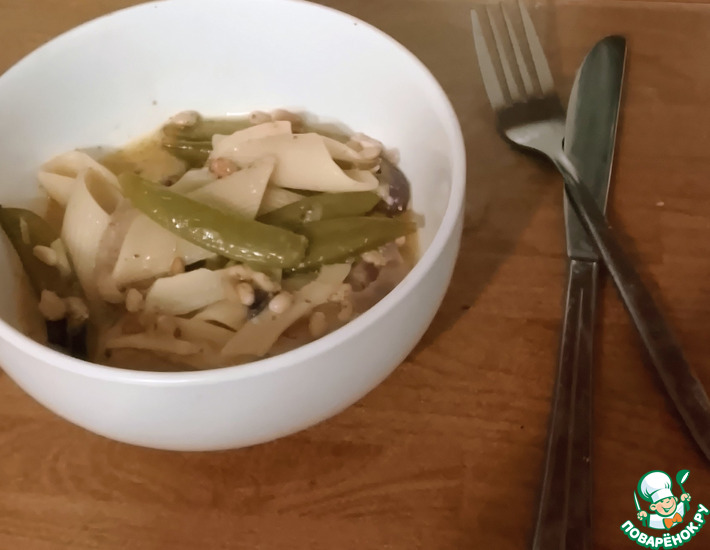 Паста со стручковой фасолью, орешками, пармезаном