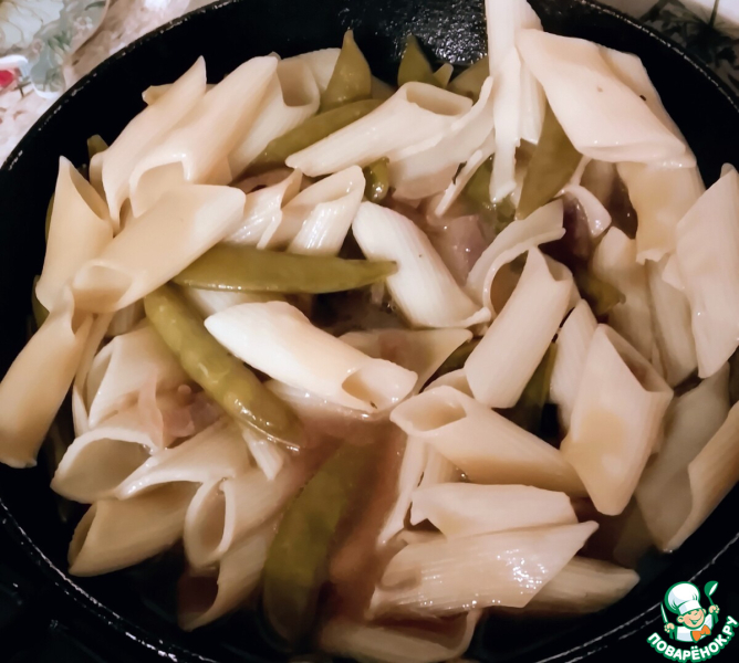 Паста со стручковой фасолью, орешками, пармезаном