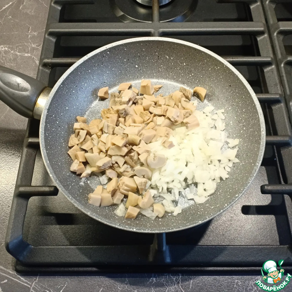 Перец, фаршированный фаршем и грибами