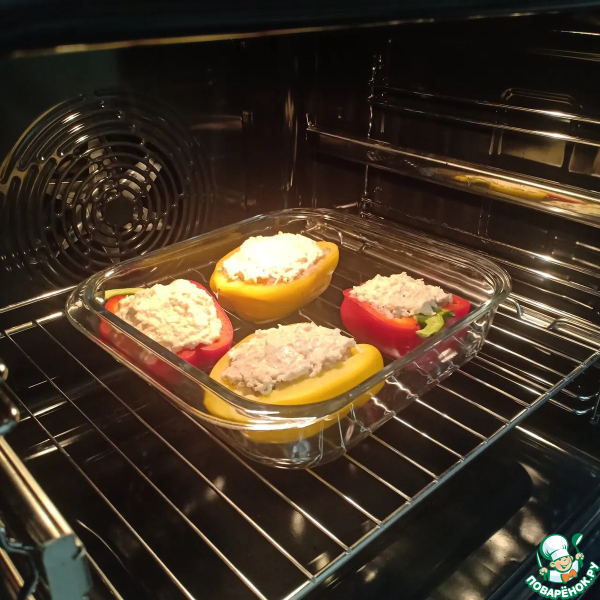 Перец, фаршированный фаршем и грибами