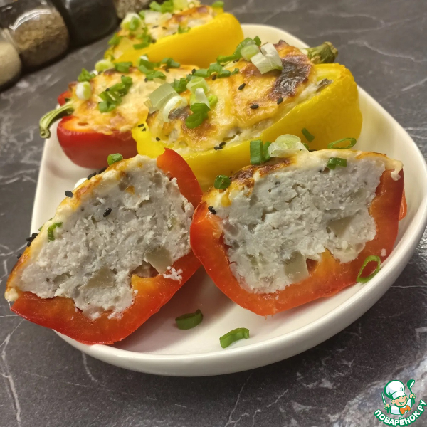 Перец, фаршированный фаршем и грибами