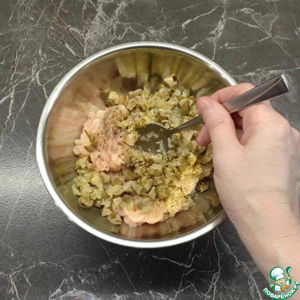 Перец, фаршированный фаршем и грибами