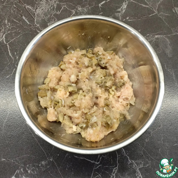 Перец, фаршированный фаршем и грибами