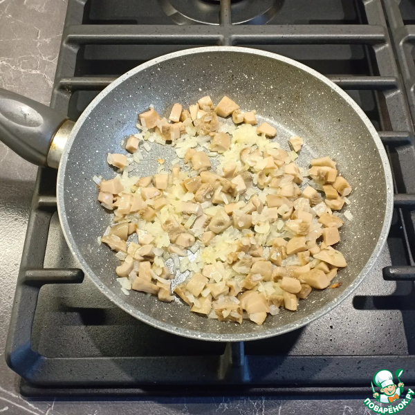 Перец, фаршированный фаршем и грибами