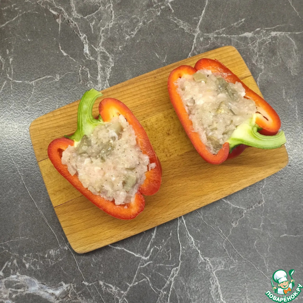 Перец, фаршированный фаршем и грибами