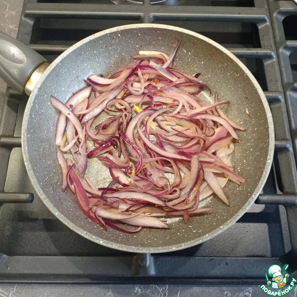Пицца с луком и сыром