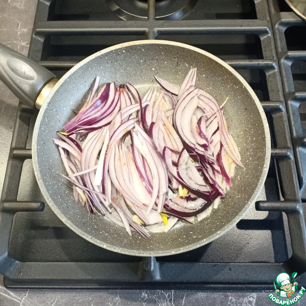 Пицца с луком и сыром