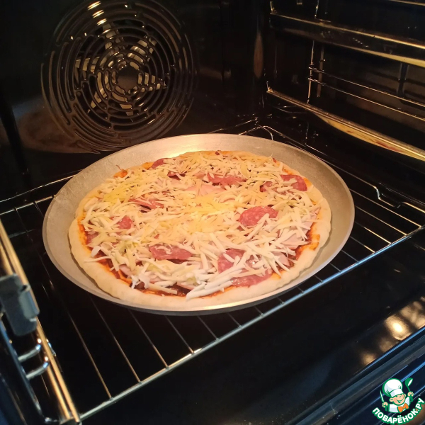 Пицца с луком и сыром