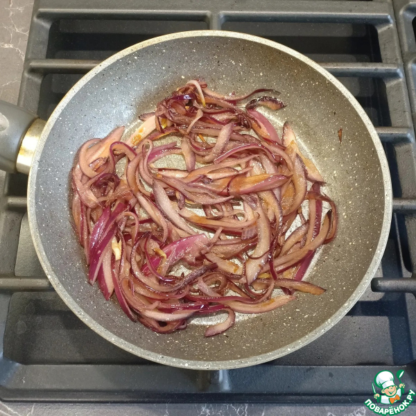 Пицца с луком и сыром