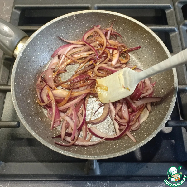 Пицца с луком и сыром