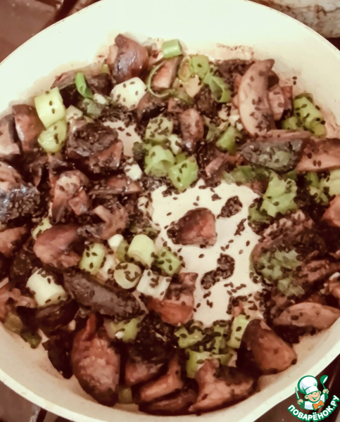 Пирог с грибами и соусом чили