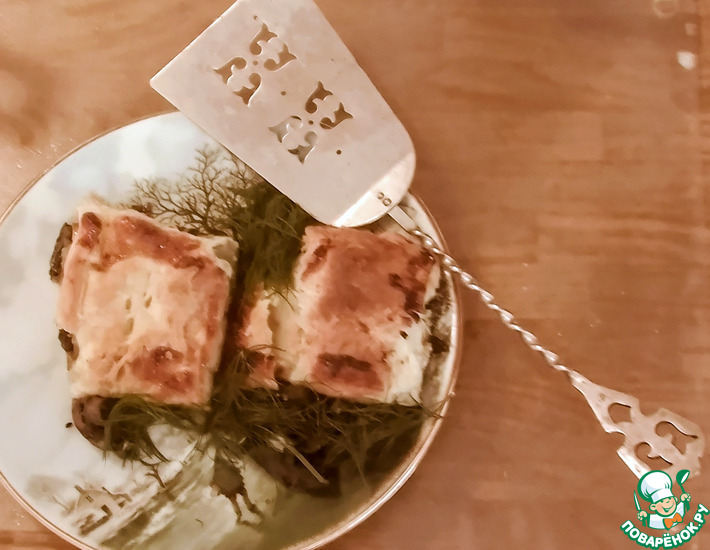 Пирог с грибами и соусом чили