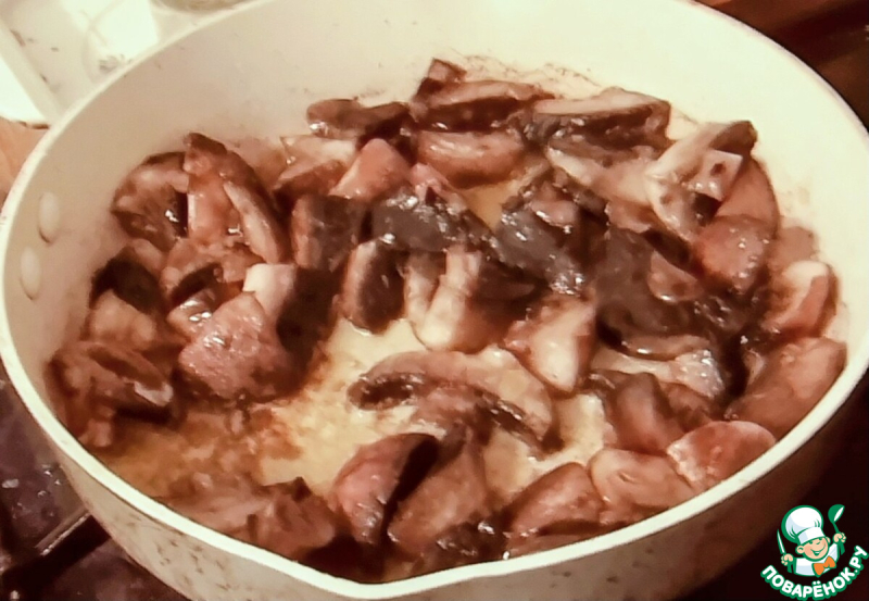 Пирог с грибами и соусом чили