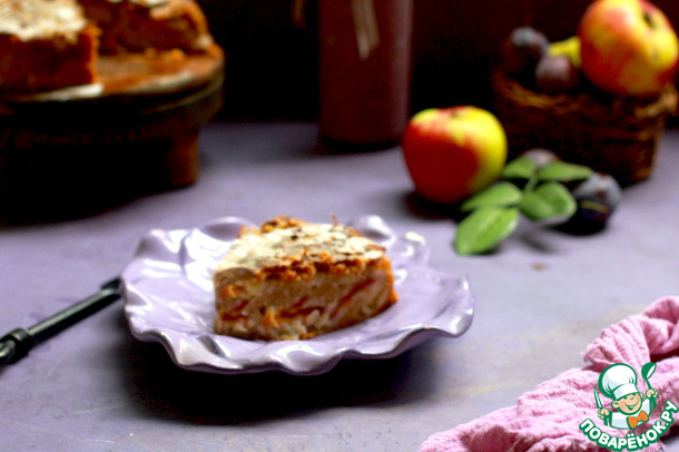 Пирог с яблоками и сливой