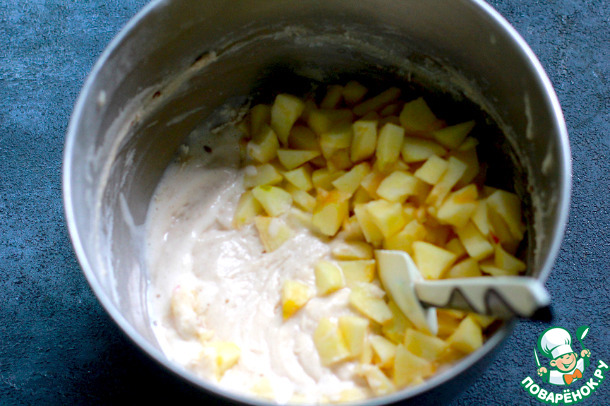 Пирог с яблоками и сливой
