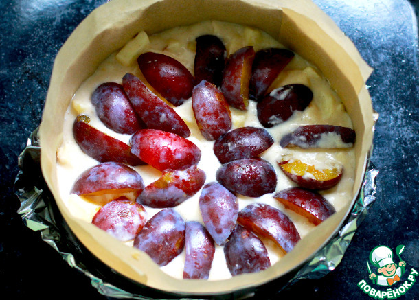 Пирог с яблоками и сливой