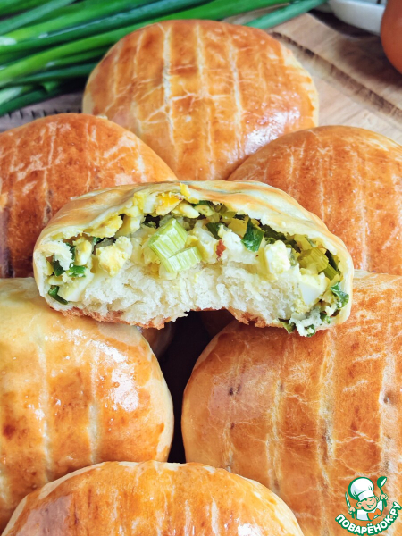 Пирожки с луком, яйцом и фетаксой