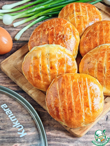 Пирожки с луком, яйцом и фетаксой