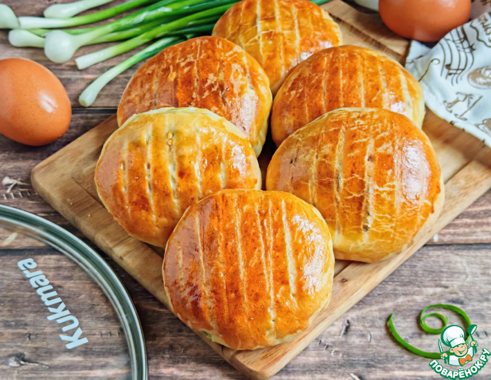 Пирожки с луком, яйцом и фетаксой