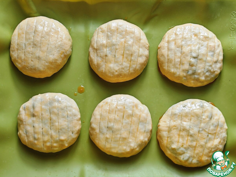 Пирожки с луком, яйцом и фетаксой