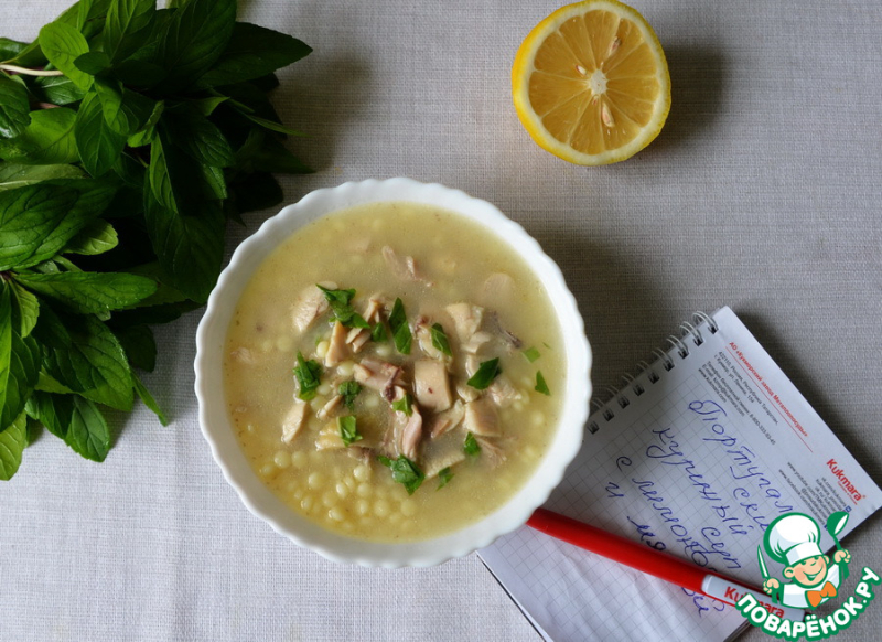 Португальский куриный суп с лимоном и мятой